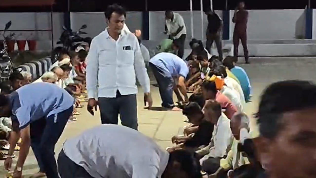 जळगावच्या धरणगाव येथे पेट्रोल पंप चालकांकडून पेट्रोलचे घेण्यासाठी आलेल्या शेतकऱ्यांसाठी जेवणाची पंगत बसवण्यात आली आहे. पेट्रोल डिझेलचा साठा संपल्याने डिझेल घेण्यासाठी मुक्कामी थांबलेल्या शेतकऱ्यांसाठी पेट्रोल पंप चालकाने माणुसकी दाखवली