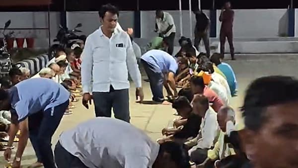 जळगावच्या धरणगाव येथे पेट्रोल पंप चालकांकडून पेट्रोलचे घेण्यासाठी आलेल्या शेतकऱ्यांसाठी जेवणाची पंगत बसवण्यात आली आहे. पेट्रोल डिझेलचा साठा संपल्याने डिझेल घेण्यासाठी मुक्कामी थांबलेल्या शेतकऱ्यांसाठी पेट्रोल पंप चालकाने माणुसकी दाखवली