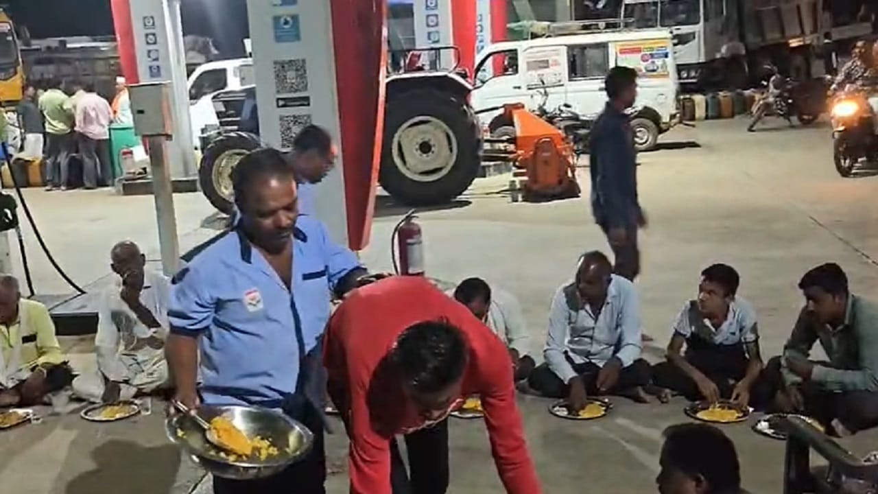 डिझेलसाठी मुक्कामी थांबलेल्या शेतकऱ्यांकडून देखील पेट्रोल पंप चालकाने दाखवलेल्या माणुसकीच कौतुक करण्यात आलं. एकीकडे डिझेल घेण्यासाठी शेतकऱ्यांचे मोठे हाल होत असताना पेट्रोल पंप चालकाच्या या माणुसकीची जिल्ह्यात सर्वत्र चर्चा रंगली आहे.