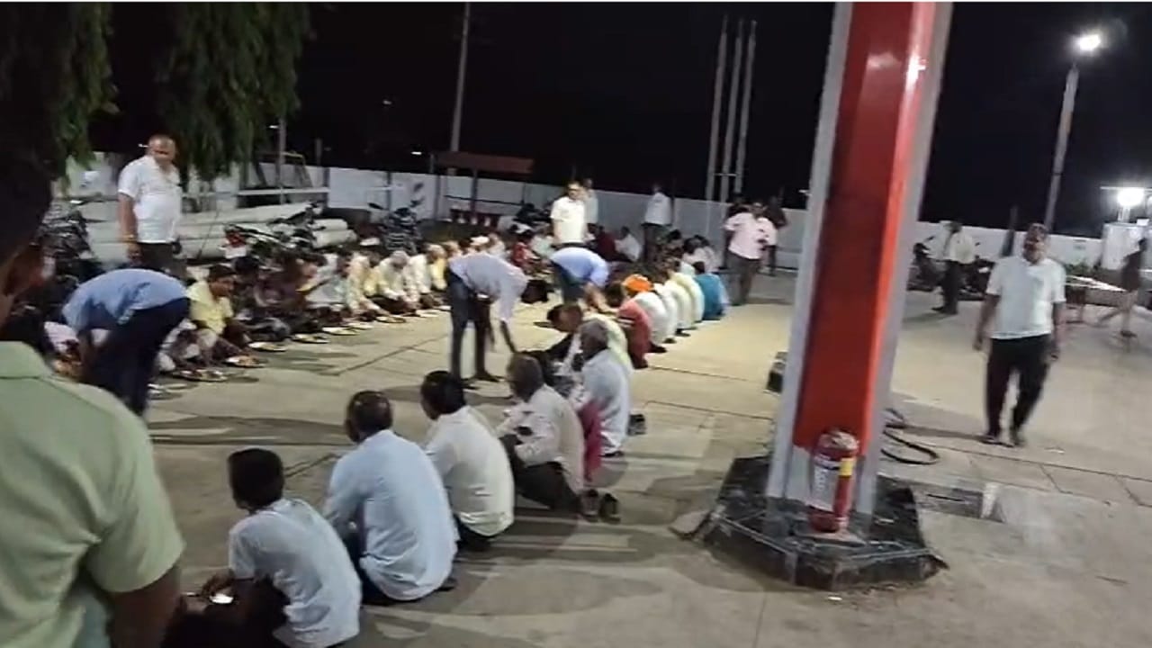 धरणगाव -चोपडा रस्त्यावरील पवार पेट्रोल पंपावर मध्यरात्री उशिरा डिझेलचा साठा येणार असल्यामुळे शेतकरी उपाशीपोटी मुक्कामी थांबले होते. डिझेल घेण्यासाठी मुक्कामी थांबलेल्या शेतकऱ्यांचे हाल होऊ नये म्हणून पेट्रोल पंप चालकाकडून जेवणाची खिचडी आणि कढीची सोय करण्यात आली