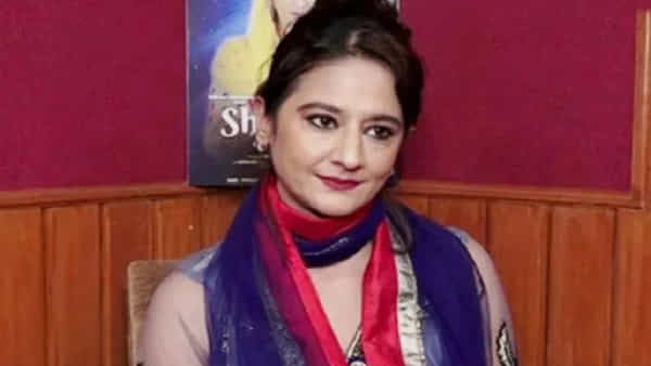 बॉलिवूडच्या झगमगाटामागे अनेक कलाकारांचे संघर्ष, वेदना आणि एकटेपण दडलेले असते. पडद्यावर लाखो प्रेक्षकांची मने जिंकणारे अनेक कलाकार काळाच्या ओघात इंडस्ट्रीपासून दूर जातात आणि आयुष्याशी कठीण झुंज देताना दिसतात.