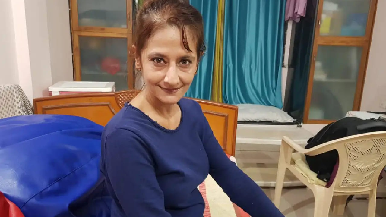 आज पूजा डडवाल एका छोट्याशा 10x10 च्या खोलीत राहते. उदरनिर्वाहासाठी ती टिफिन सर्व्हिस चालवते आणि घरगुती जेवण बनवून आपला खर्च भागवते. इतकी संकटं येऊनही तिने चुकीचा मार्ग स्वीकारलेला नाही. मी कधीही चुकीचा रस्ता निवडला नाही आणि पुढेही निवडणार नाही, असं ती ठामपणे सांगते.