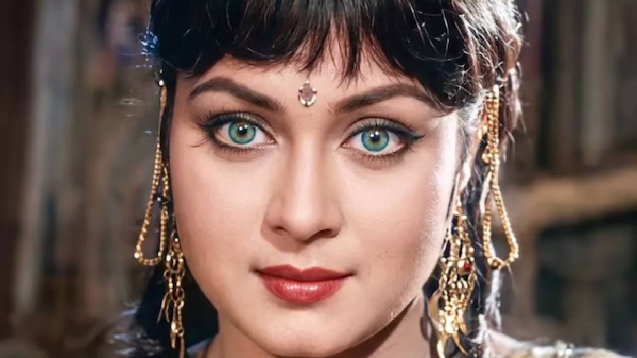अभिनेत्रीला पाठवल्या न्यूड क्लिप्स, व्हिडीओ पाहून…अश्लील प्रकार पाहून हिरोईन हादरली!