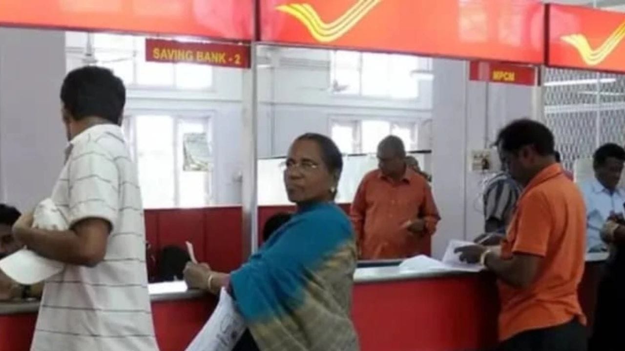 कसे होतात पैसे डबल ? - या सरकारी योजनेच्या गुंतवणूक रकमेवर व्याजाची मोजणी चक्रवाढ व्याजाने केली जाते. 1 लाख रुपये जर यात गुंतवले तर पहिल्या वर्षात मिळणारे व्याज 7,500 रुपये असेल. ही रक्कम पुढच्या वर्षीसाठी प्रिंसिपल अमाऊंटशी जोडली जाईल. आणि रक्कम वाढून 1,07,500 रुपये होईल. आता या रकमेवर दुसऱ्या वर्षी 8,062 रुपये व्याज होईल.हीच रक्कम तिसऱ्या वर्षासाठी मूळ रकमेत जोडून 1,15,562 रुपये होईल. अशाच प्रकारे पुढच्या वर्षात ही रक्कम वाढत जाईल. अशाच प्रकारे पाच लाख दिल्यानंतर पहिल्या वर्षी 5.37 लाख, दूसऱ्या वर्षी 5.77 लाख, पाचव्या वर्षी 7.17 लाख, 8 व्या वर्षी 8.91 लाख आणि 9 वर्षे 7 महिन्यात 10 लाख रुपये होतील. तुम्ही जेवढी जास्त रक्कम गुंतवाल तेवढा जास्त फायदा होईल.(Photo: ITG)