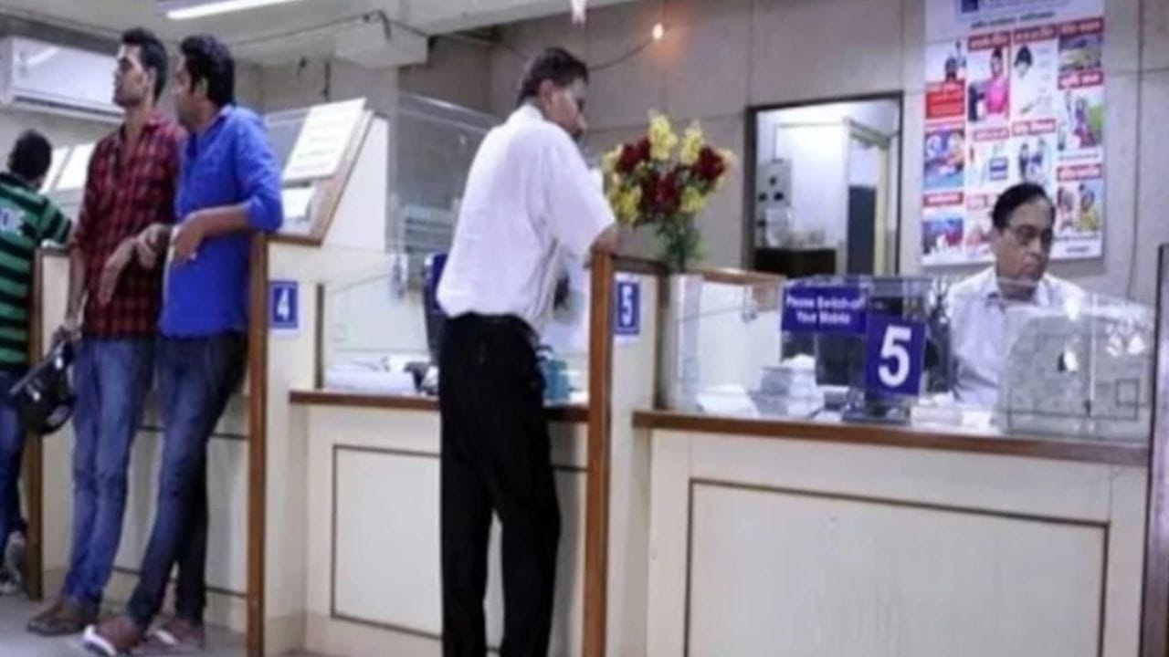 केवळ 1000 रुपयात खाते उघडू शकता - Post Office KVP Scheme या योजनेची खास गोष्ट म्हणजे पैसे दुप्पट होणे आणि झिरो रिस्क गॅरंटी होय. या सरकारी योजनेसाठी गुंतवणूकीची सुरुवात किमान 1000 रुपयाने खाते उघडून करता यते. कमाल रक्कम तुम्ही कितीही गुंतवू शकता. यात कोणतीही मर्यादा निश्चित केलेली नाही. (Photo: ITG)