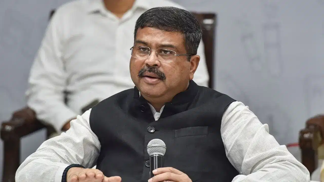 पोर्टल आणि पेमेंटसंबंधी समस्यांमुळे विद्यार्थी त्रस्त, धर्मेंद्र प्रधान यांनी CBSE कडे मागितला अहवाल
