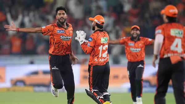 आयपीएल 2026 स्पर्धेत आतापर्यंत अनेक विक्रमांची नोंद झाली आहे. काही विक्रम हवेसे, तर काही विक्रम नकोसे झाले आहे. आतापर्यंत या स्पर्धेत काही गोलंदाज खूपच महागडे ठरले आहेत. काही स्टार गोलंदाजांनी एकाच सामन्यात प्रचंड धावा देऊन सर्वात वाईट विक्रम प्रस्थापित केला आहे. (Photo: IPL/BCCI)