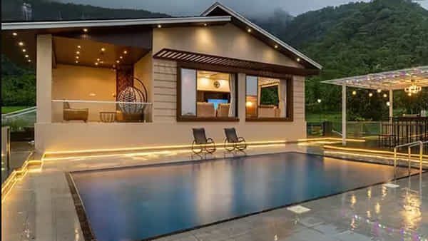 मराठी मनोरंजन विश्वातील लोकप्रिय अभिनेत्री प्राजक्ता माळी ही अभिनयाबरोबरच तिच्या वेगळ्या लाइफस्टाइलमुळेही कायम चर्चेत असते. सोशल मीडियावर सक्रिय असलेली प्राजक्ता अनेकदा निसर्गरम्य ठिकाणांचे फोटो आणि व्हिडीओ शेअर करताना दिसते.