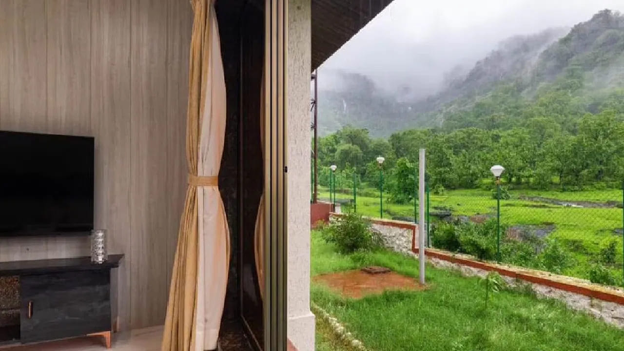 मात्र, प्राजक्ता माळीच्या कर्जतमधील रिसॉर्टला भेट देण्यासाठी नेमका कोणता ऋतू सर्वोत्तम ठरतो? उन्हाळा की पावसाळा? याबाबत अनेकांच्या मनात संभ्रम असतो.  पावसाळ्यात हा परिसर अक्षरशः स्वर्गासारखा दिसू लागतो. डोंगरांवरून वाहणारे धबधबे, धुक्याने झाकलेले रस्ते आणि सर्वत्र पसरलेली हिरवाई पर्यटकांना भुरळ घालते.