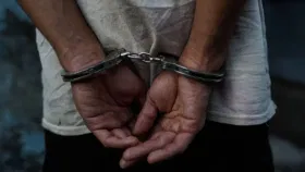 मोठी बातमी! शिवसेनेच्या बड्या नेत्याच्या जवळच्या व्यक्तीला अटक.