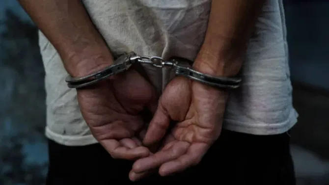 मोठी बातमी! शिवसेनेच्या बड्या नेत्याच्या जवळच्या व्यक्तीला अटक