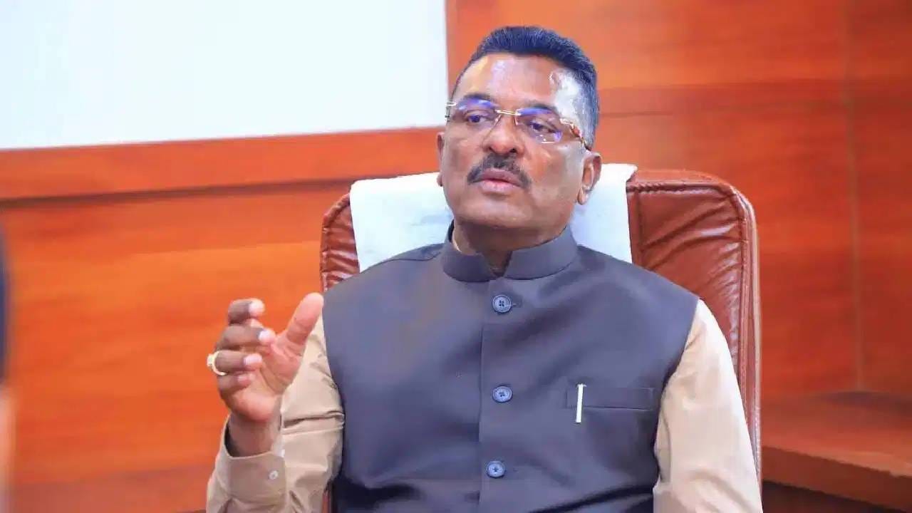 Pratap Sarnaik : तिकिट दरवाढ, एसटी कर्मचाऱ्यांचे पगार या बद्दल मंत्री प्रताप सरनाईक यांनी दिली महत्वाची माहिती