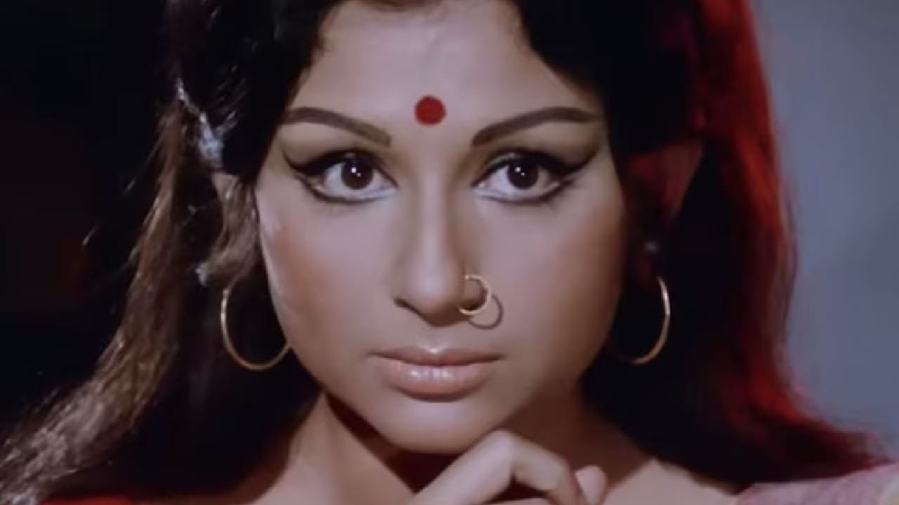 चित्रपटातील गाणीही प्रचंड गाजली होती. विशेष म्हणजे, हा चित्रपट केवळ मनोरंजनापुरता मर्यादित राहिला नाही तर त्याने भारतीय समाजातील भावना आणि नात्यांवरही भाष्य केलं. त्यामुळेच 54 वर्षांनंतरही ‘पुष्पा, आय हेट टीअर्स’ हा संवाद लोकांच्या आठवणीत ताजा आहे.