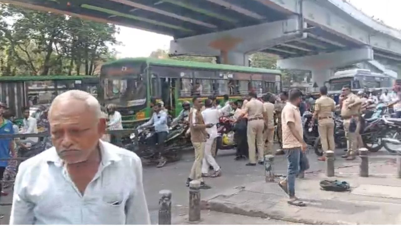 पुण्यात पुन्हा टोळी युद्ध, वनराज आंदेकर खुनातील आरोपीच्या भावाची हत्या, थेट भर रस्त्यावरच.. पुण्यात पुन्हा टोळी युद्ध, वनराज आंदेकर खुनातील आरोपीच्या भावाची हत्या, थेट भर रस्त्यावरच..