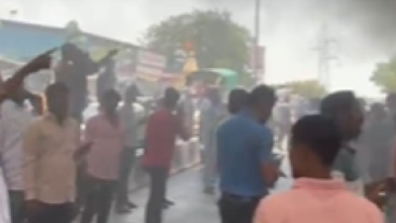 या स्फोटाची माहिती मिळताच ग्निशमन दलाकडून चार वाहने आणि टँकर घटनास्थळी पोहोचली. सध्या आगीवर नियंत्रण मिळवण्यात यश आले आहे. 