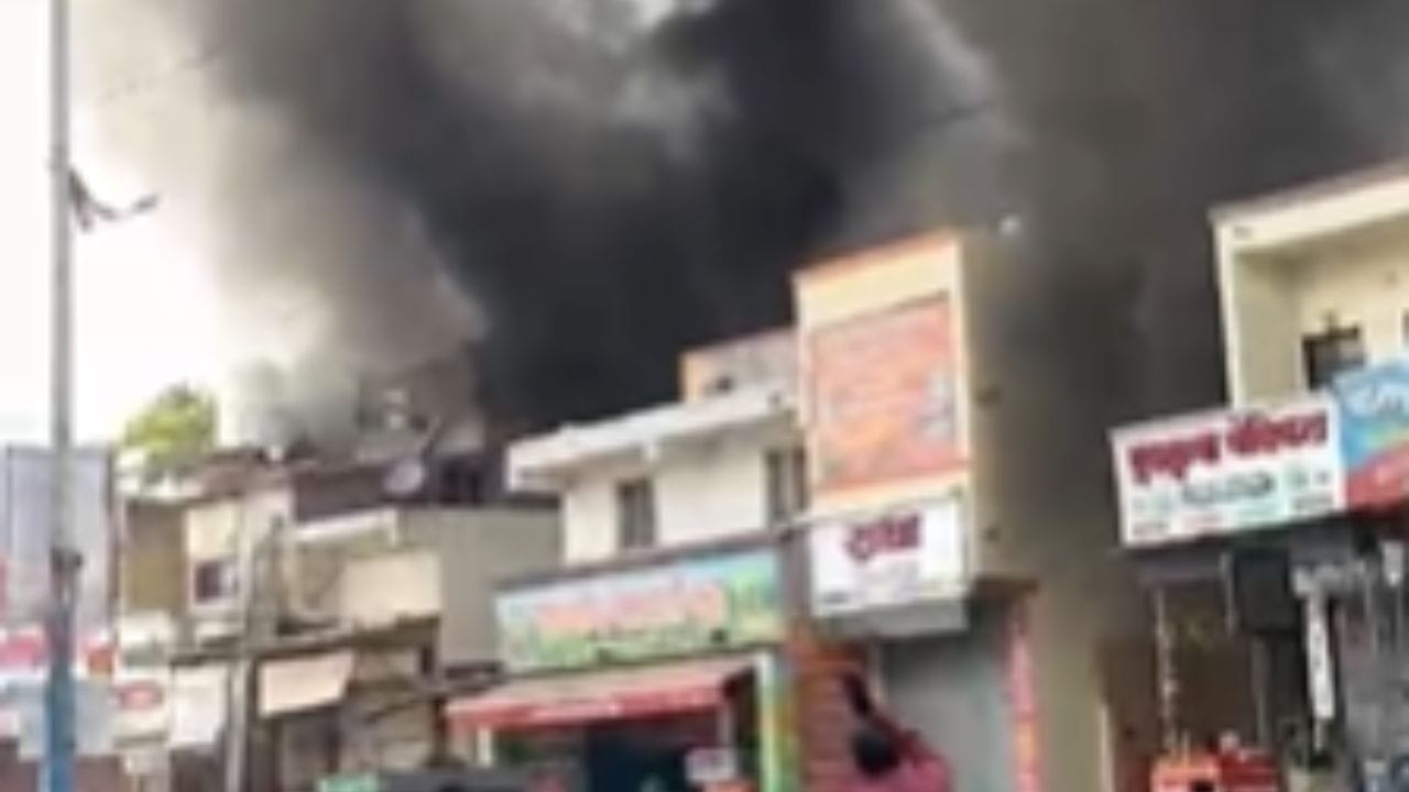 या स्फोटामुळे मंडप साहित्याला आग लागली, यानंतर आकाशात काळा धूर पहायला मिळाला. या मंडप साहित्य जळून खाक झाले असून यामुळे हजारो रुपयांचे नुकसान झाले आहे. 