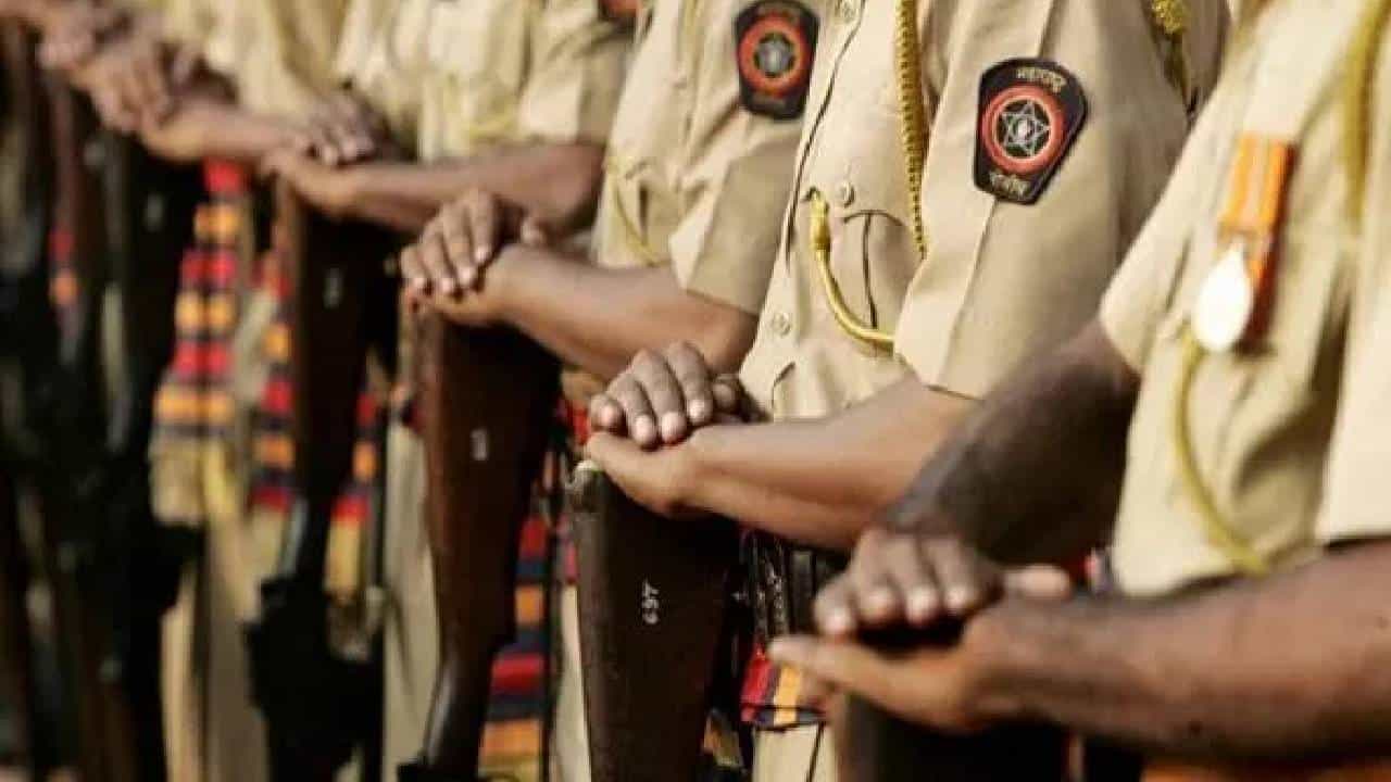 पुण्यात मोठी कारवाई! रातोरात 21 जणांना बसवलं घरी, 8 पोलीस अधिकारी अन्... नेमकं काय घडलं?