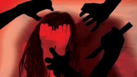 मी तुला सोडतो.. सुनसान रस्त्यात कार थांबवली अन्... महिला वकिलसोबत नको