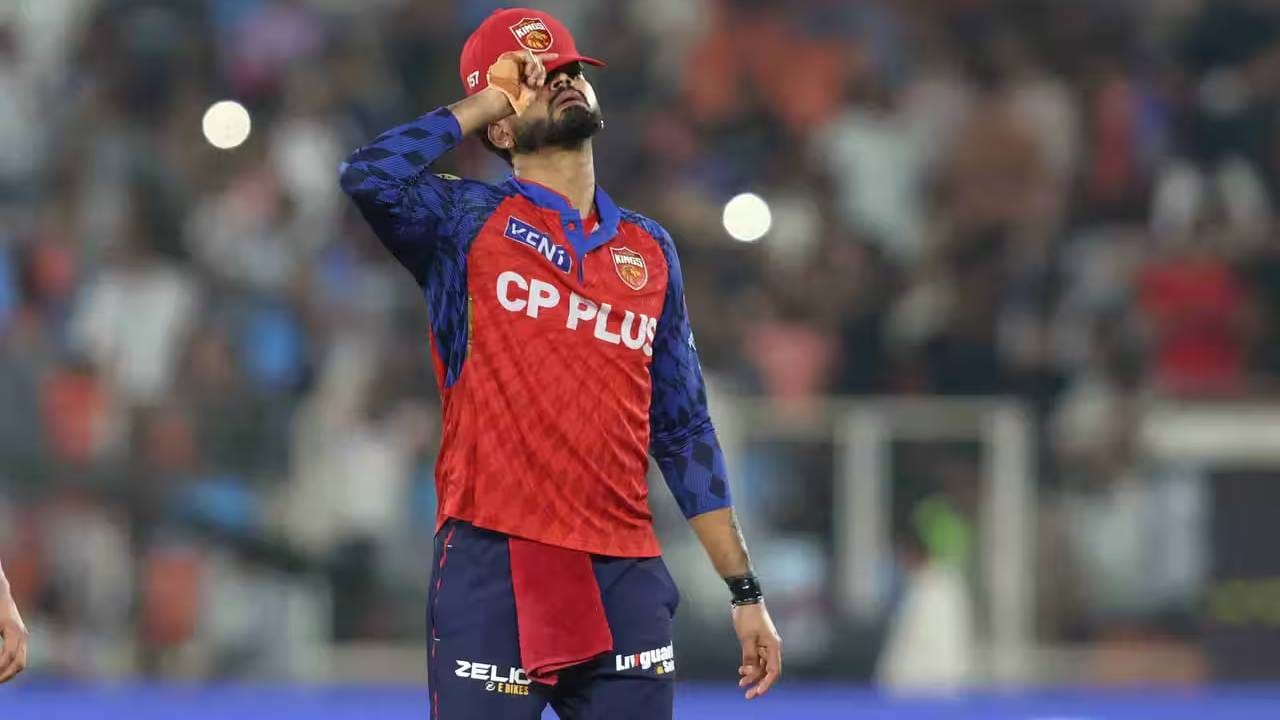 पंजाब किंग्सला प्लेऑफमध्ये जागा मिळवायची असेल तर शेवटचा सामना जिंकणं भाग आहे. त्यामुळे पदरात 15 गुण पडतील. पंजाब किंग्सचा शेवटचा सामना लखनौ सुपर जायंट्सविरुद्ध आहे. या सामन्यातील विजयासह इतर संघांच्या कामगिरीवरही लक्ष ठेवावं लागणार आहे. खासकरून दोन संघांची कामगिरी महत्त्वाची आहे. (Photo: IPL/BCCI)