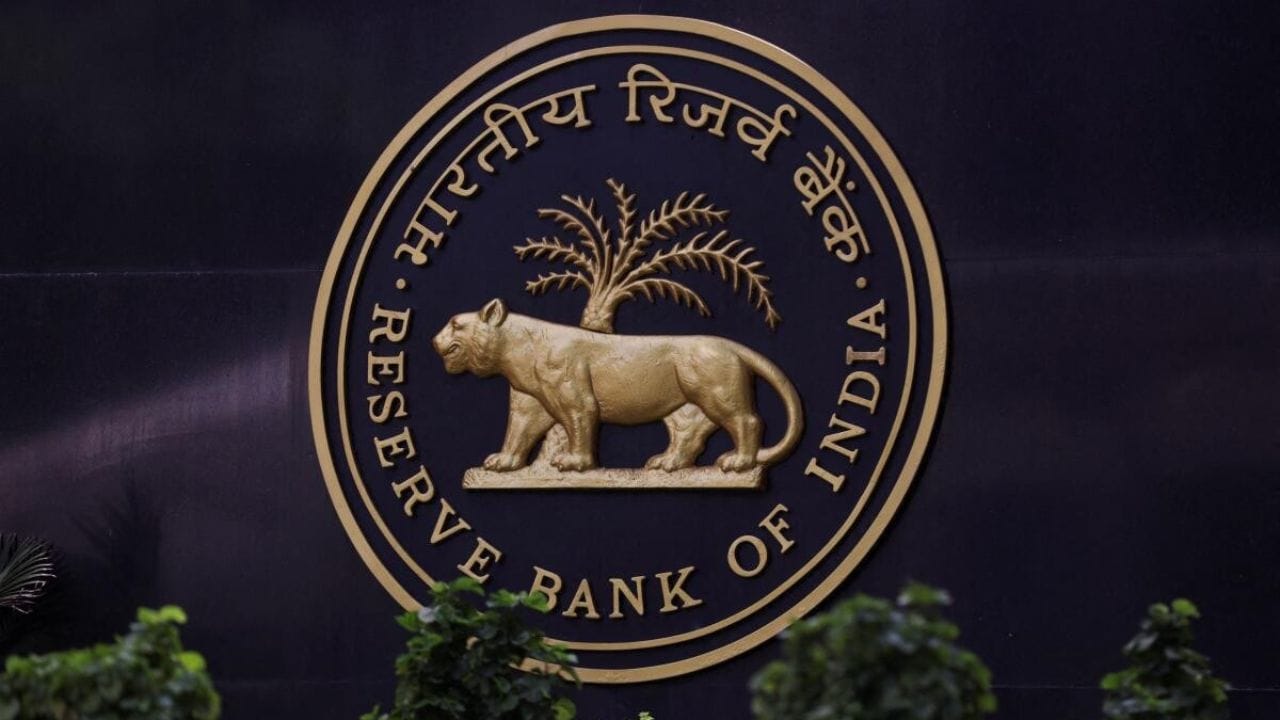 आरबीआयने सरकारला अचानक दिली चांगली बातमी, संकटात मिळाला तिजोरीचा साथ आरबीआयने सरकारला अचानक दिली चांगली बातमी, संकटात मिळाला तिजोरीचा साथ