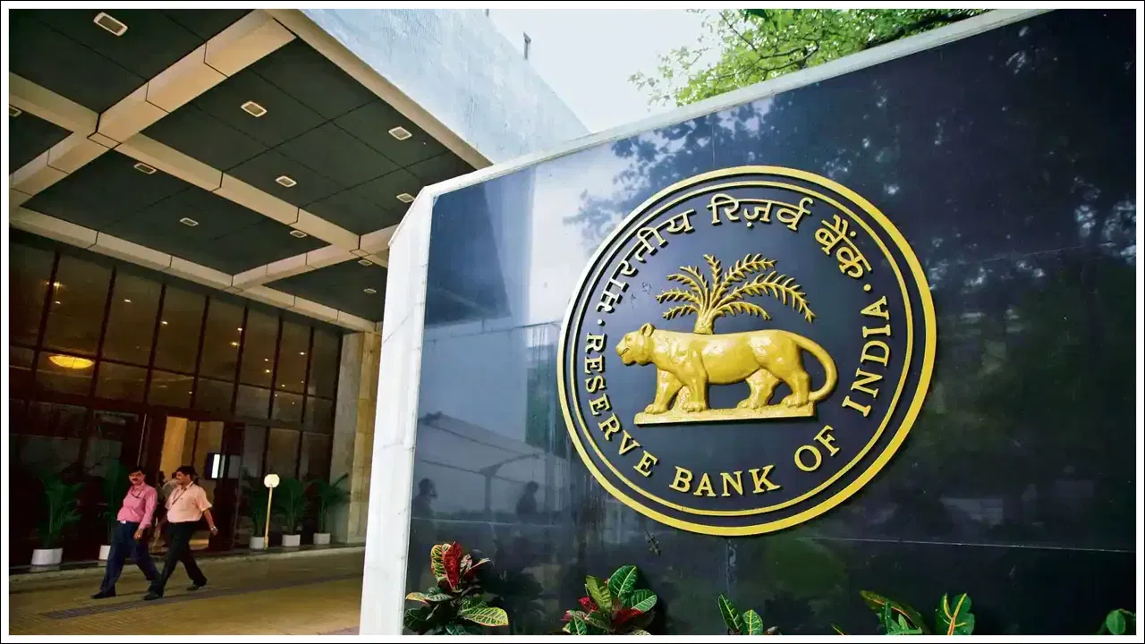 महाराष्ट्रातल्या बड्या बँकेचा थेट परवाना रद्द, RBI चा तडकाफडकी निर्णय, तुमच्या पैशांचं काय होणार? महाराष्ट्रातल्या बड्या बँकेचा थेट परवाना रद्द, RBI चा तडकाफडकी निर्णय, तुमच्या पैशांचं काय होणार?