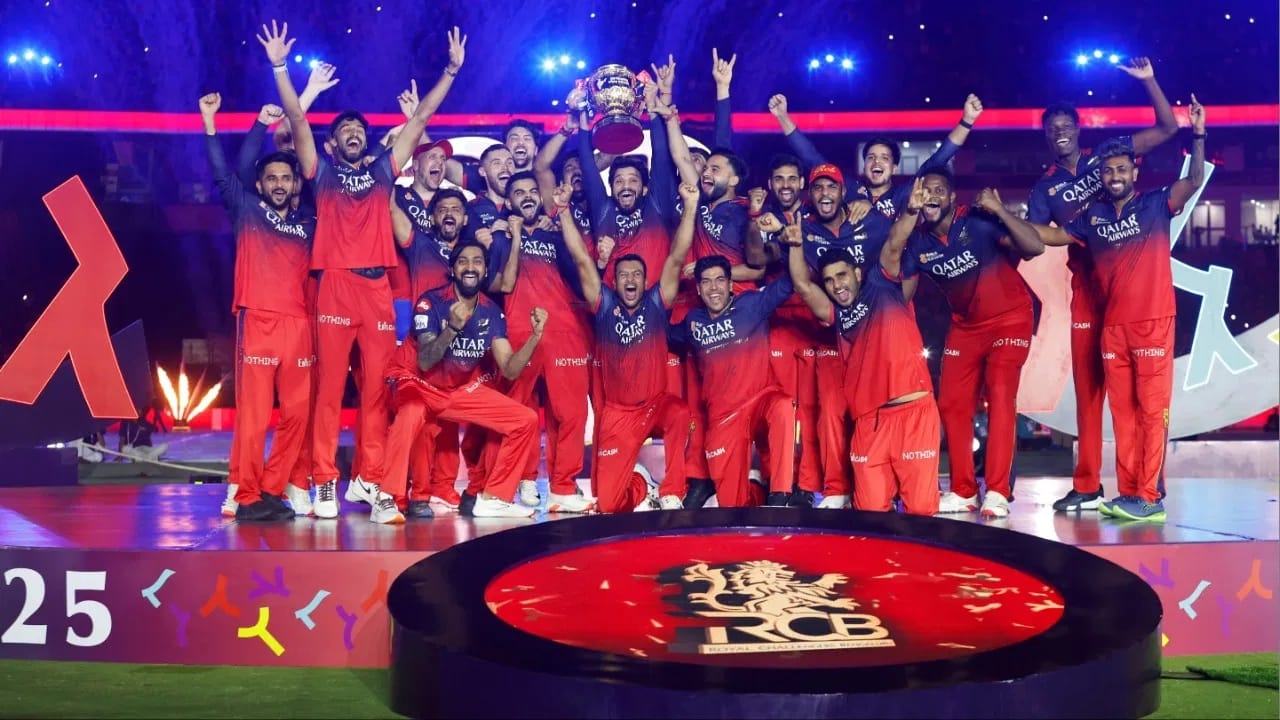 अहमदाबादमध्ये सर्वाधिक वेळा आयपीएल स्पर्धेच्या अंतिम फेरीचं आयोजन करण्यात आलं आहे. यंदा अहमदाबादमध्ये फायनल खेळवण्याची चौथी वेळ असणार आहे. याआधी या मैदानात 2025, 2023 आणि 2022  साली फायनल मॅच खेळवण्यात आली होती.  (Photo Credit: PTI/Getty)