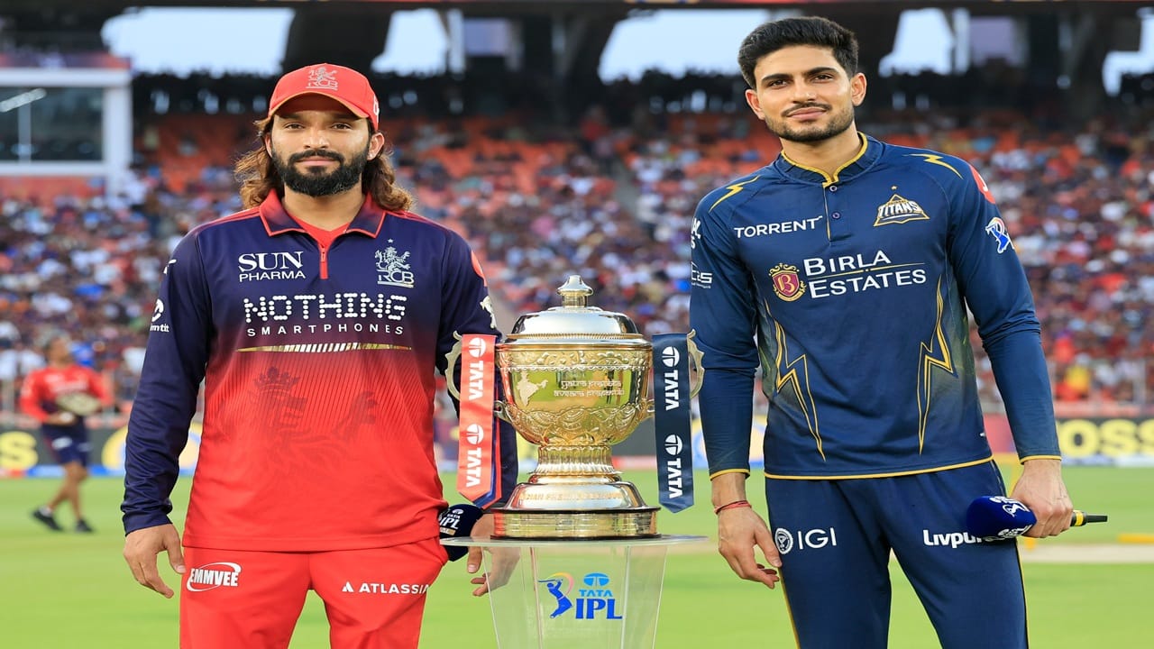 RCB vs GT Toss : गुजरातचा फायनलमध्ये मोठा निर्णय, आरसीबी विरुद्ध ऑलराउंडरची एन्ट्री RCB vs GT Toss : गुजरातचा फायनलमध्ये मोठा निर्णय, आरसीबी विरुद्ध ऑलराउंडरची एन्ट्री