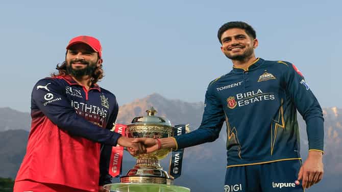 RCB vs GT Qualifier 1 Toss : गुजरातचा आरसीबी विरुद्ध बॉलिंगचा निर्णय, गतविजेत्यांना किती धावांवर रोखणार?