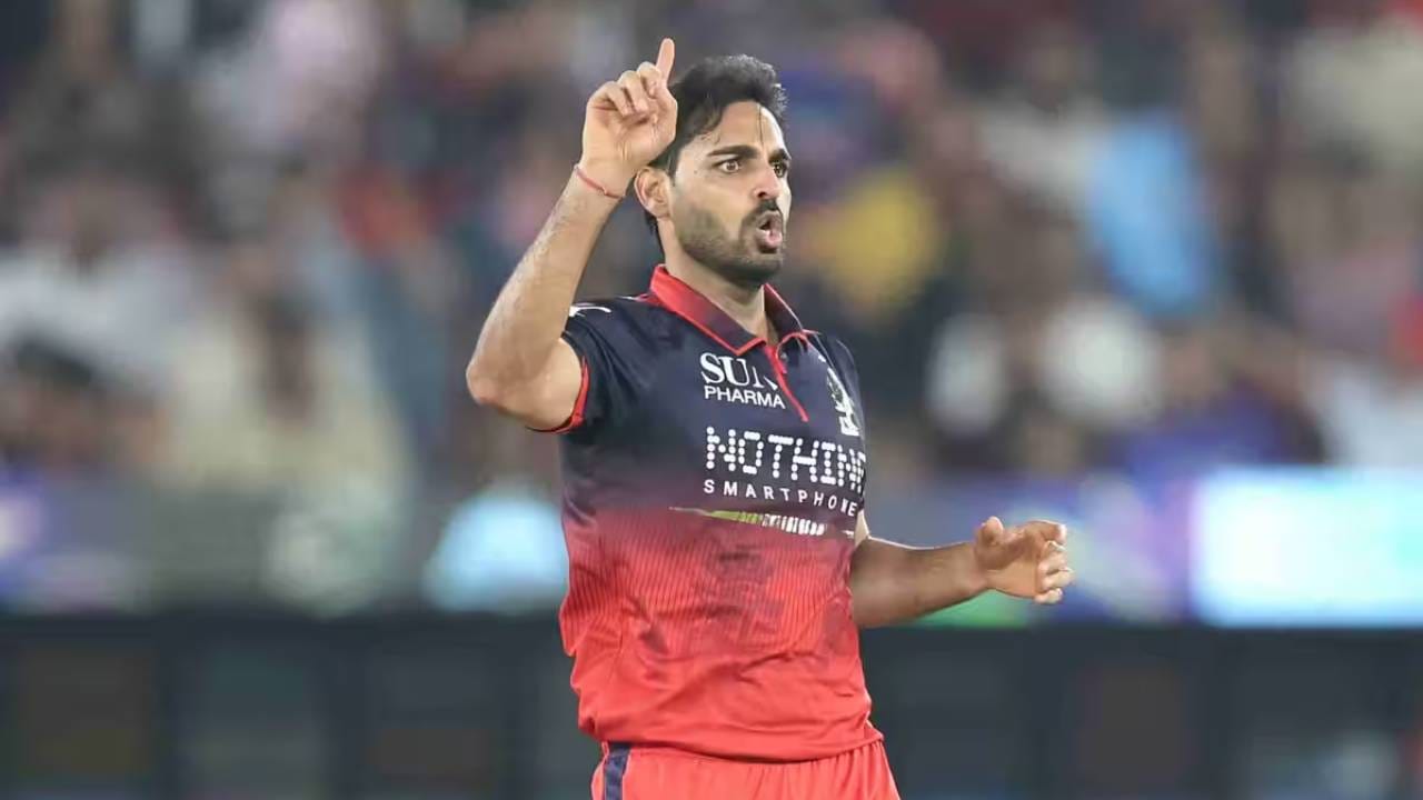 भुवनेश्वर कुमारने आतापर्यंत 199 सामने खेळले असून 215 विकेट घेतल्या आहेत. आयपीएल स्पर्धेत 200हून अधिक विकेट घेणारा पहिला वेगवान गोलंदाज ठरला आहे. विराट कोहलीनेही भुवनेश्वर कुमारच्या गोलंदाजीचं कौतुक केलं. आयपीएल स्पर्धेत बेस्ट 3 गोलंदाजांपैकी एक असल्याचं सांगितलं. (Photo: IPL/BCCI)