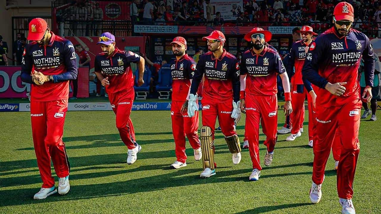 आयपीएल 2026 स्पर्धेतील साखळी फेरीतील शेवटचा सामना आरसीबी सनरायझर्स हैदराबादविरुद्ध खेळणार आहे. हैदराबादकडून मोठ्या फरकाने पराभव झाला तरी दुसऱ्या स्थानावर आरसीबी कायम राहिल. त्यामुळे टॉप 2 मधील स्थान पक्कं असल्याने पहिला क्वॉलिफायर सामना खेळणं जवळपास निश्चित आहे. (Photo: IPL)