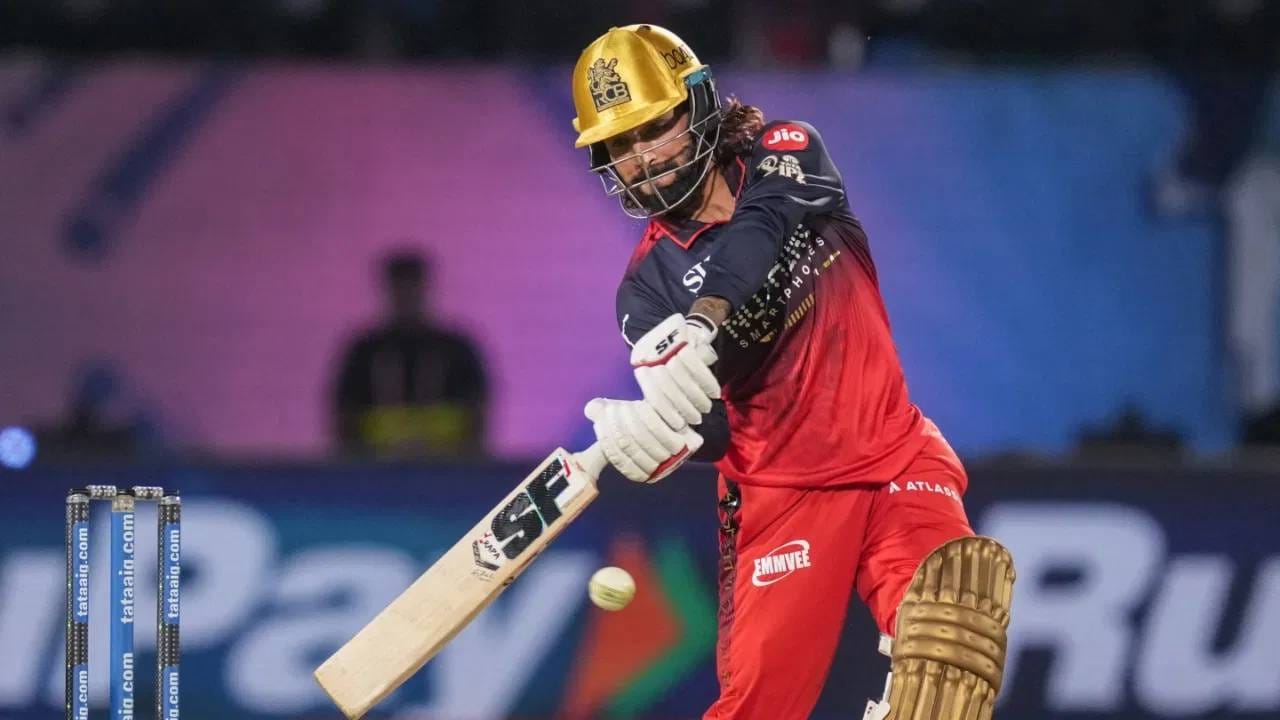 आरसीबीने आतापर्यंत पाचवेळा आयपीएल स्पर्धेच्या अंतिम फेरीत जागा मिळवली आहे. मागच्या पर्वात त्यांनी जेतेपदाला गवसणी घातली होती. आयपीएल स्पर्धेच्या इतिहासात प्लेऑफमध्ये सर्वात मोठा विजय मिळवण्याचा मानही आरसीबीला मिळाला आहे. राजस्थानने दिल्लीला वानखेडेवर 105 धावांनी पराभूत केलं होतं. आता आरसीबीने गुजरातला 92 धावांनी नमवलं. (Photo: PTI)