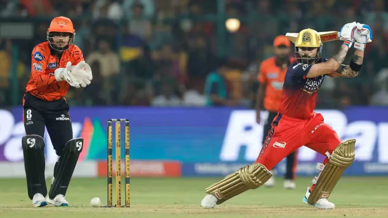 रॉयल चॅलेंजर्स बंगळुरूने आतापर्यंत 13 सामने खेळले असून त्यापैकी 9 सामन्यात विजय मिळवला आहे. तसेच गुणतालिकेत अव्वल स्थानी आहेत. त्यामुळे टॉप 2 मधील स्थान पक्कं करण्याचा हेतू असेल. कारण अंतिम फेरी गाठण्यासाठी संघाला दोन संधी मिळतात. (Photo: IPL/BCCI)