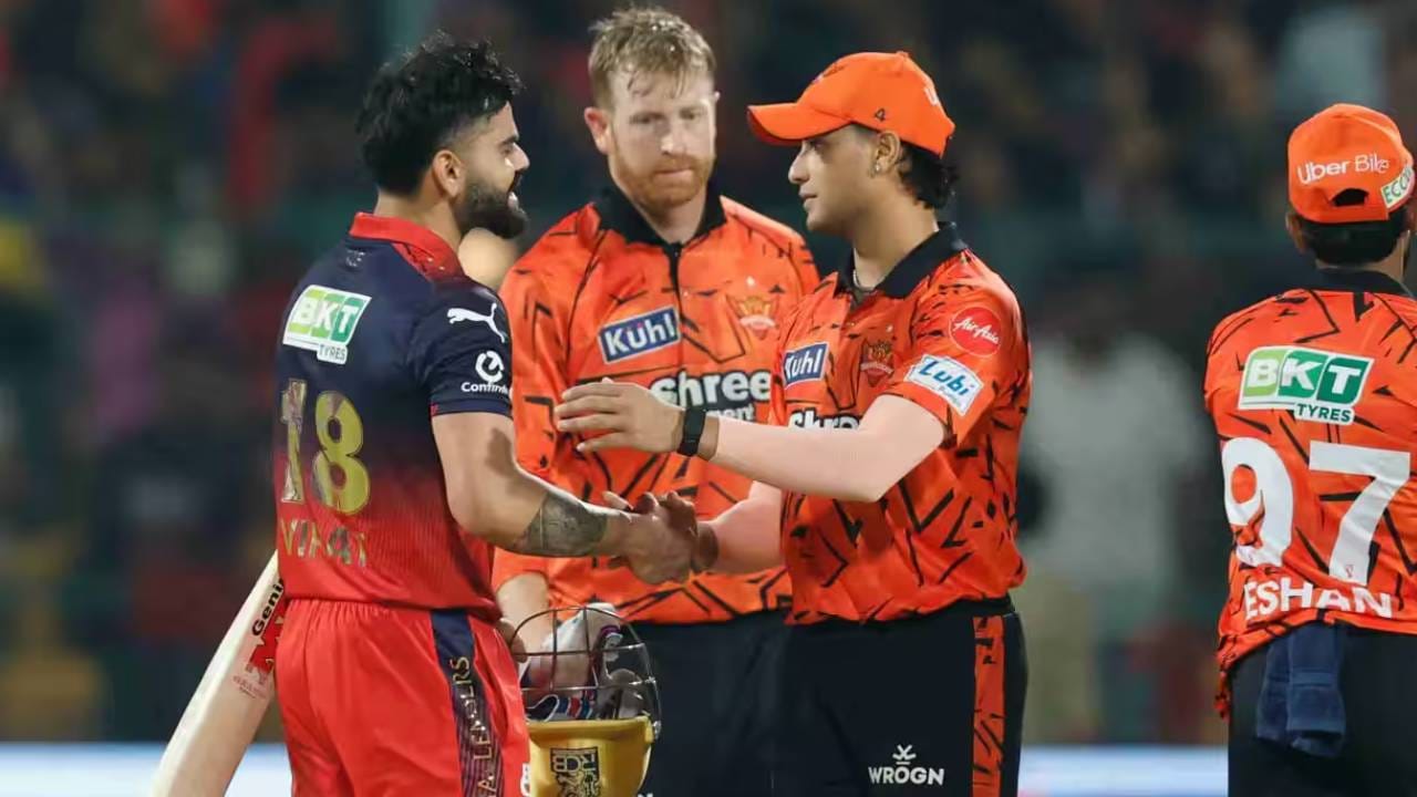 रॉयल चॅलेंजर्स बंगळुरूसाठी हा सामना खास असणार आहे. कारण या सामन्यात विजयासह एक मोठी कामगिरी करण्याची संधी आहे. आयपीएल स्पर्धेच्या इतिहासात अशी कामगिरी आरसीबीला करता आलेली नाही. यासाठी सनरायझर्स हैदराबादला पराभूत करावं लागणार आहे. (Photo: IPL/BCCI)