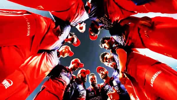 आयपीएल 2026 स्पर्धेत रॉयल चॅलेंजर्स बंगळुरूने चांगली सुरूवात केली. पण मागच्या दोन सामन्यात झालेल्या सलग दोन पराभवामुळे प्लेऑफचं गणित लांबलं आहे. त्यामुळे आता उर्वरित चार पैकी दोन सामन्यात विजय मिळवायचा असेल तर प्लेइंग 11 मध्ये बदल करणं गरजेचं आहे. (Photo: IPL)