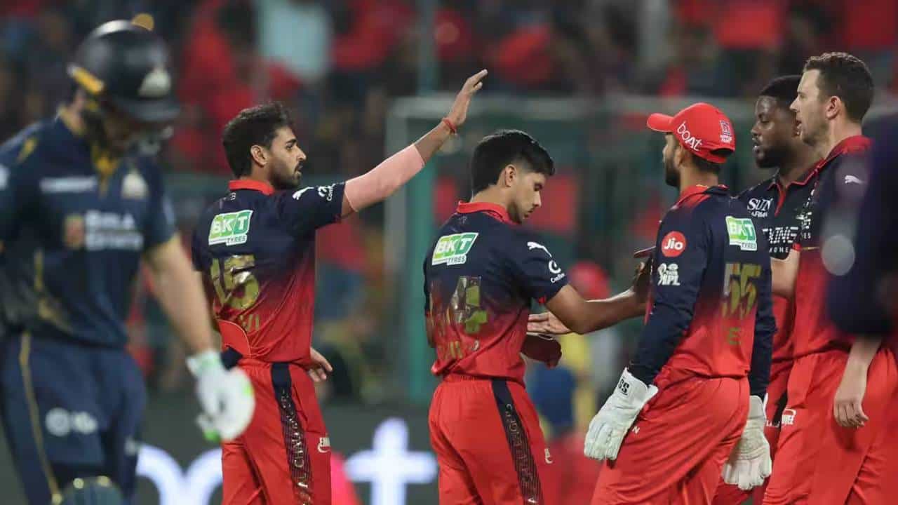 आयपीएल 2026 स्पर्धेच्या प्लेऑफ फेरीला रॉयल चॅलेंजर्स बंगळुरू आणि गुजरात टायटन्स सामन्याने सुरूवात होईल. क्वॉलिफायर 1 सामन्यात हे दोन्ही संघ भिडणार आहेत. या सामन्यातील विजयी संघ अंतिम फेरीत धडक मारेल. आरसीबीकडे हा सामना जिंकण्याची संधी आहे. यासाठी आरसीबीला पावरप्लेमध्ये तीन विकेट घ्यावे लागतील. (Photo: BCCI/IPL)