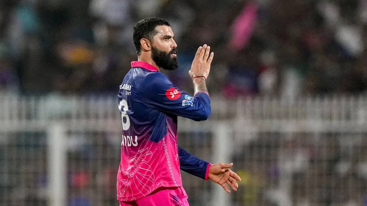 या यादीत रवींद्र जडेजाने 265, दिनेश कार्तिकने 257 आणि शिखर धवनने 222 सामने खेळले आहेत. रवींद्र जडेजा वगळता इतर दोन खेळाडूंनी निवृत्ती घेतली आहे. (PHOTO CREDIT- PTI)