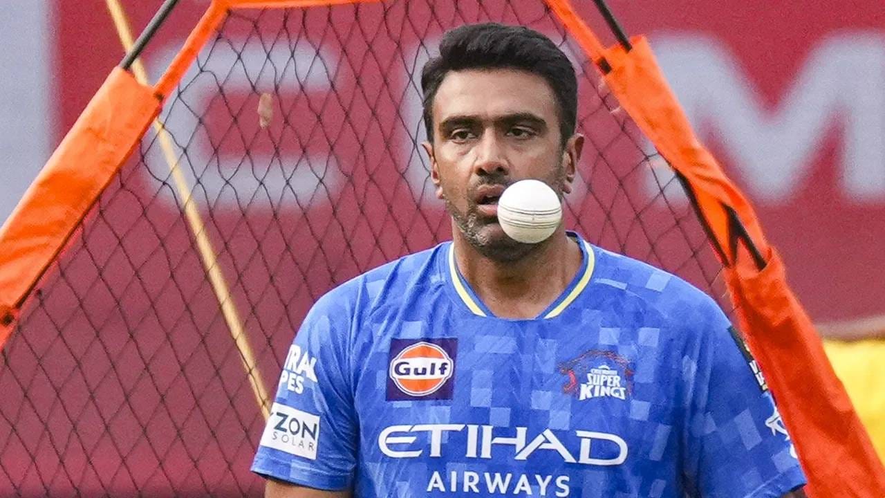 आर अश्विन म्हणाला होता की, अर्जुन तेंडुलकर खेळणार नाही. त्याबद्दल न बोललेलंच बरं. मला वाटतं हे अवघड आहे, कारण संघात मयंक यादव, मोहसिन खान, आवेश खान आणि मोहम्मद शमी यांच्यासारखे वेगवान गोलंदाज आहेत. एवढ्या वेगवान गोलंदाजांसोबत तो कसा खेळणार? मला नाही वाटत की त्याच्या खेळण्याची काही आशा आहे. जोपर्यंत सर्व खेळाडू जखमी होत नाहीत, तोपर्यंत अर्जुन खेळणार नाही. (सर्व फोटो टीव्ही 9 नेटवर्कवरून फाईल )