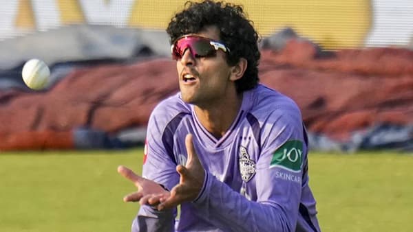 कोलकाता नाईट रायडर्सने सुरुवातीचे काही सामने गमवून जबरदस्त कमबॅक केलं होतं. पण एक पराभव झाला आणि स्पर्धेतील स्थान डळमळीत झालं. यानंतर अष्टपैलू रचिन रवींद्र अचानक आयपीएल 2026 स्पर्धा सोडून गेला. रचिन रवींद्रला या पर्वात कोलकाता नाईट रायडर्सने एकही संधी दिली नाही. आता रचिन रवींद्र स्पर्धा सोडून न्यूझीलंडला गेला आहे. (Photo: PTI)