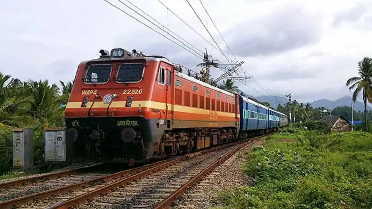 ट्रेनच्या फ्यूल टँकची क्षमता : रिपोर्टनुसार, ट्रेनच्या फ्यूल टँकचा आकार साधारण 10x10 असतो. त्यामध्ये एकावेळी सुमारे 61 हजार लिटर इंधन साठवता येते.