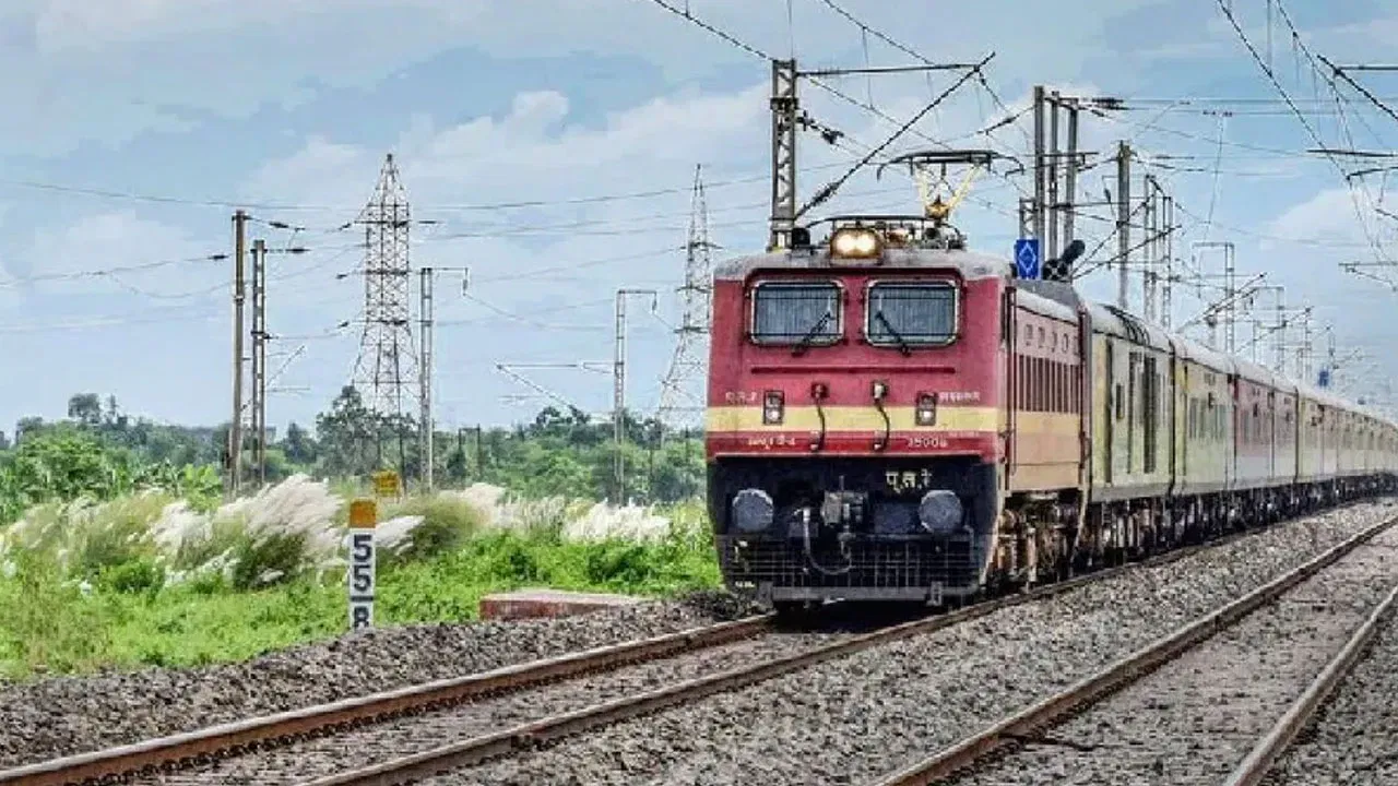अनेक ठिकाणी अजूनही डिझेल इंजिनचा वापर : भारतीय रेल्वे वेगाने आधुनिकीकरण करत आहे. आता बहुतांश ठिकाणी इलेक्ट्रिक इंजिनचा वापर केला जातो. मात्र अजूनही अनेक मार्गांवर डिझेल इंजिन असलेल्या ट्रेन धावताना दिसतात.