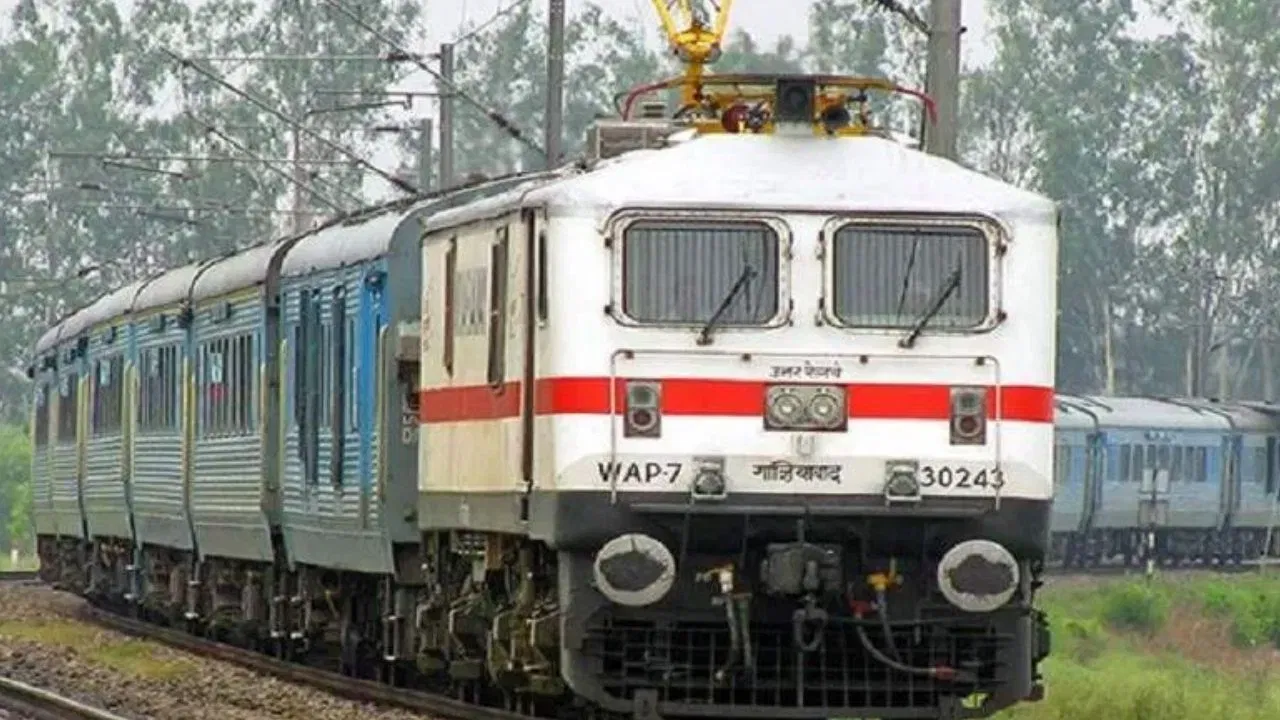 ट्रेनचे मायलेज : सामान्यतः 12 डब्यांच्या पॅसेंजर ट्रेनला 1 किलोमीटर धावण्यासाठी सुमारे 6 लिटर डिझेल लागते. तर 24 डब्यांच्या सुपरफास्ट ट्रेनलाही 1 किलोमीटर धावण्यासाठी सुमारे 6 लिटर इंधन लागते. तर 12 डब्यांची एक्सप्रेस ट्रेन सुमारे 4.5 लिटर इंधनात 1 किलोमीटर अंतर पार करते.