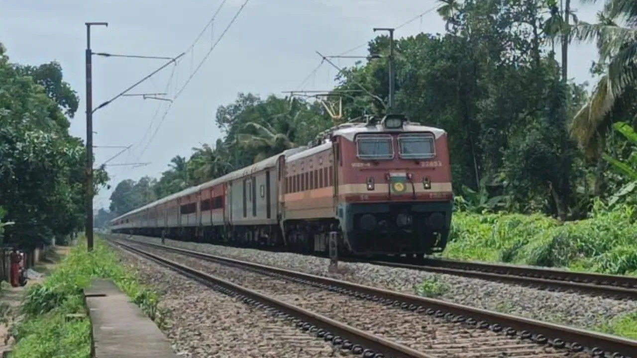 भारतीय रेल्वे म्हणजे देशाची जीवनवाहिनी मानली जाते. रेल्वेबाबत अनेक रंजक गोष्टी लोकांना माहिती असतात, तर अनेक गोष्टी अजूनही अनेकांसाठी नवीन असतात. देशात सर्वाधिक लोक प्रवासासाठी रेल्वेचाच वापर करतात. विशेषतः लांब पल्ल्याच्या प्रवासासाठी रेल्वेला सर्वाधिक पसंती दिली जाते.