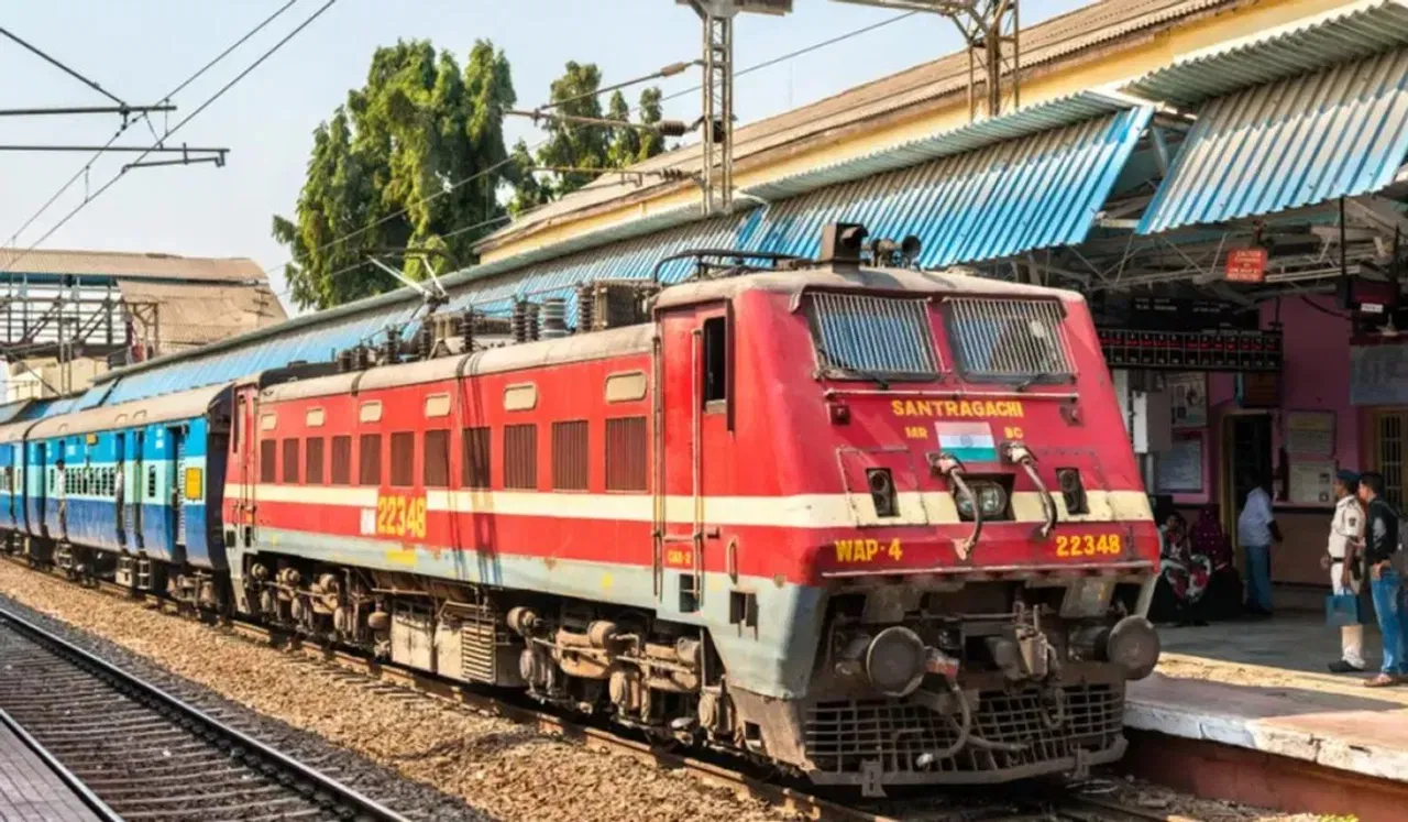 उत्तर प्रदेशातील प्रयागराज जिल्हा हा देशातील सर्वाधिक रेल्वे स्थानके असलेला जिल्हा मानला जातो. उपलब्ध आकडेवारीनुसार या जिल्ह्यात सुमारे 47 रेल्वे स्थानके आहेत. हा आकडा भारतातील कोणत्याही जिल्ह्यातील स्टेशनच्या संख्येपेक्षा जास्त आहे.