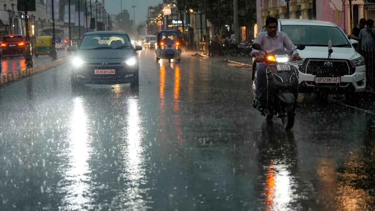 उन्हाळ्यानंतर आता मान्सूनची धास्ती, 8 टक्के कमी पावसाच्या अंदाजामुळे अर्थव्यवस्थेवर वाढणार दबाव उन्हाळ्यानंतर आता मान्सूनची धास्ती, 8 टक्के कमी पावसाच्या अंदाजामुळे अर्थव्यवस्थेवर वाढणार दबाव