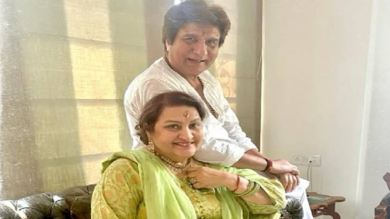 राज बब्बर यांचे आयुष्य नेहमीच चर्चेत राहिलंय. त्यांनी 1975 मध्ये नादिरा बब्बर यांच्याशी लग्न केलं आणि त्यांना आर्या व जुही ही दोन मुले झाली. त्यानंतर त्यांच्या आयुष्यात स्मिता पाटील आल्या. मिळालेल्या माहितीनुसार, नादिरापासून विभक्त झाल्यानंतर राज यांनी स्मिता यांच्याशी लग्न केले. मात्र, प्रतीकच्या जन्माच्या सुमारास, 1986 मध्ये स्मिता यांचे निधन झाले आणि राज नादिरा यांच्याकडे परतले, ज्यांनी प्रतीकचेही संगोपन केले.