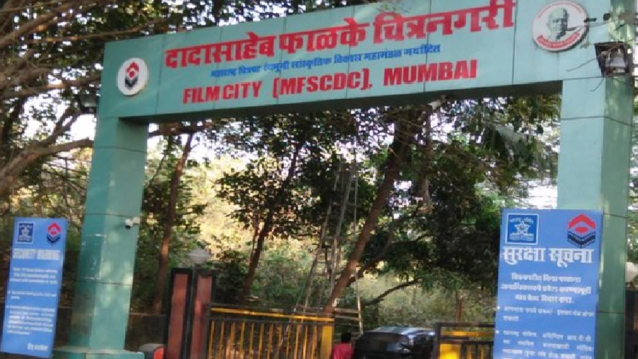 फिल्मसिटी, मुंबई - येथेही अनेक मोठे सेट्स उभारण्यात आले होते. 'राजा शिवाजी' चित्रपटातील काही महत्वपूर्ण दृश्य,  राजवाडे आणि युद्धाचे अनेक इथेच शूट करण्यात आल्याची माहिती समोर आली आहे. चित्रपटासाठी उभारण्यात आलेले खास सेट्स, तिथे केलेली दृश्य प्रेक्षकांना त्या काळात घेऊन जातात. या चित्रपटाल जो भरघोस प्रतिसाद मिळतोय त्यात या लोकेशन्सचाही मोठा वाटा आहे. ( डिस्क्लेमर : वरील माहिती उपलब्ध स्रोतावरून देण्यात आलेली आहे.) 
