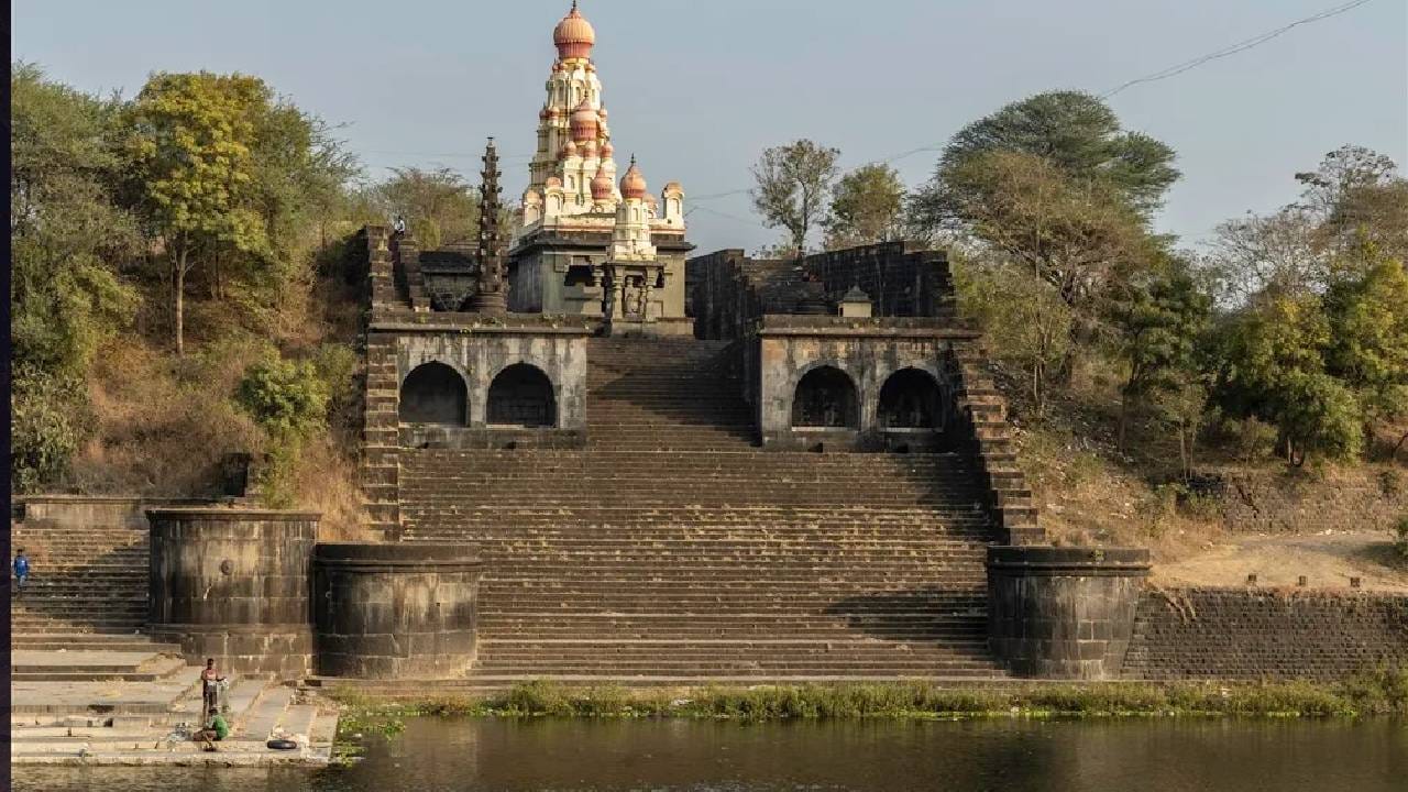 संगम माहुली, सातारा -  'राजा शिवाजी' चित्रपट भव्य बनला आहे, मोठ्या पडद्यावर राजांना पाहताना प्रत्येकाचा ऊर भरून येतो. कृष्णा आणि वेण्णा नद्यांच्या संगमावर वसलेल्या, ऐतिहासिक स्थळ असलेल्या सातारा जिल्ह्यातील संगम माहुली येथही चित्रपट शूट झाला आहे. युद्ध आणि भव्य दृश्यांसाठी हे लोकेशन निवडलं जातं. 