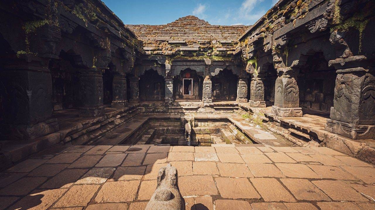 कृष्णाबाई मंदिर, महाबळेश्वर - रितेश देशमुखची प्रमुख भूमिका असलेला आणि त्यानेच दिग्दर्शित केलेल्या  'राजा शिवाजी' चित्रपटाचं महाराष्ट्रात अनेक ठिकाणी शूटिंग झालं आहे. सह्यद्रीच्या कुशीत वसलेल्या ऐतिहासिक मंदिरात या चित्रपटाचं चित्रीकरण झालं.  महाबळेश्वर येथे असलेलं हे मंदिर विख्यात असून चित्रपटातही य़ा भागाचं दर्शन होतं. 