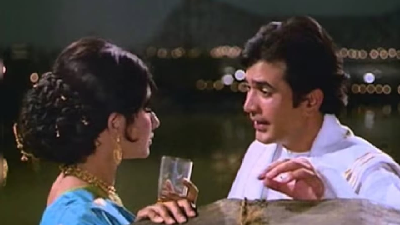 पार्टी संपल्यानंतर दोघे बाहेर आले तेव्हा वातावरण अत्यंत रोमँटिक झाले होते. बाहेर मुसळधार पाऊस सुरू होता, जोरदार वारे वाहत होते आणि आकाशात विजांचा कडकडाट होत होता. त्या वातावरणात शक्ती सामंत गाडीत जाऊन बसले पण आनंद बक्षी मात्र त्या पावसाळी वातावरणात हरवून गेले होते.