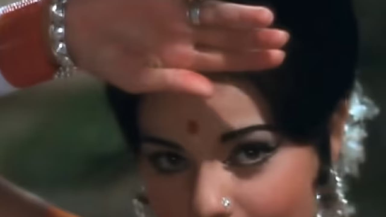 ‘बिंदिया चमकेगी चूड़ी खनकेगी’ हे गाणे त्या काळातील सर्वाधिक लोकप्रिय प्रेमगीतांपैकी एक मानले जाते. गाण्यात प्रेम, नात्यांमधील गोडवा आणि भारतीय कुटुंबव्यवस्थेतील भावना अतिशय सुंदर पद्धतीने मांडण्यात आल्या आहेत.
